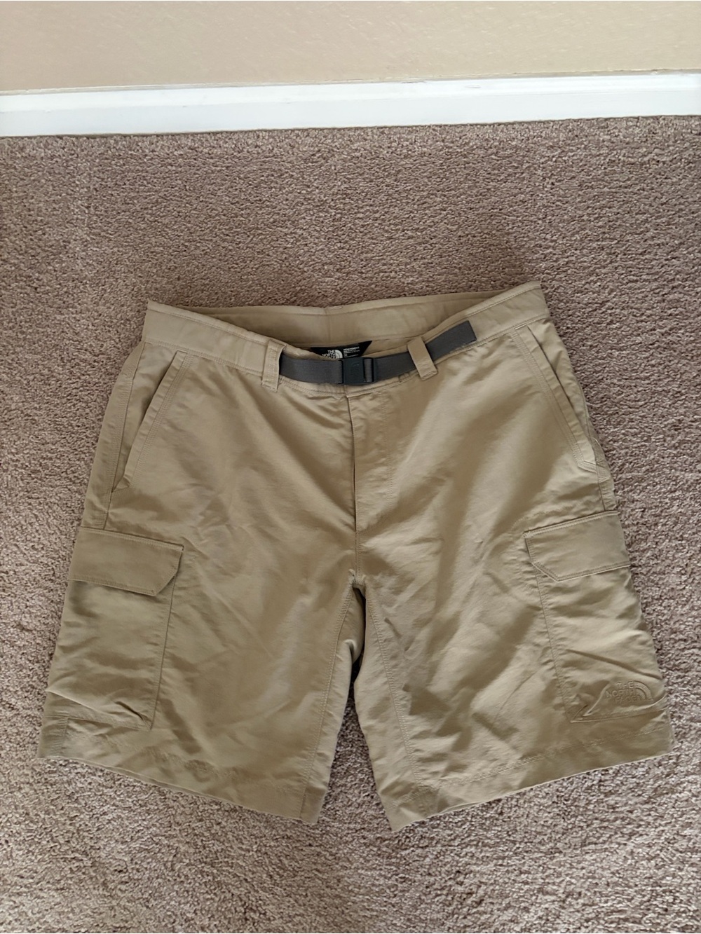 The North Face Men's Tan Cargo Hiking Shorts size 36 like new